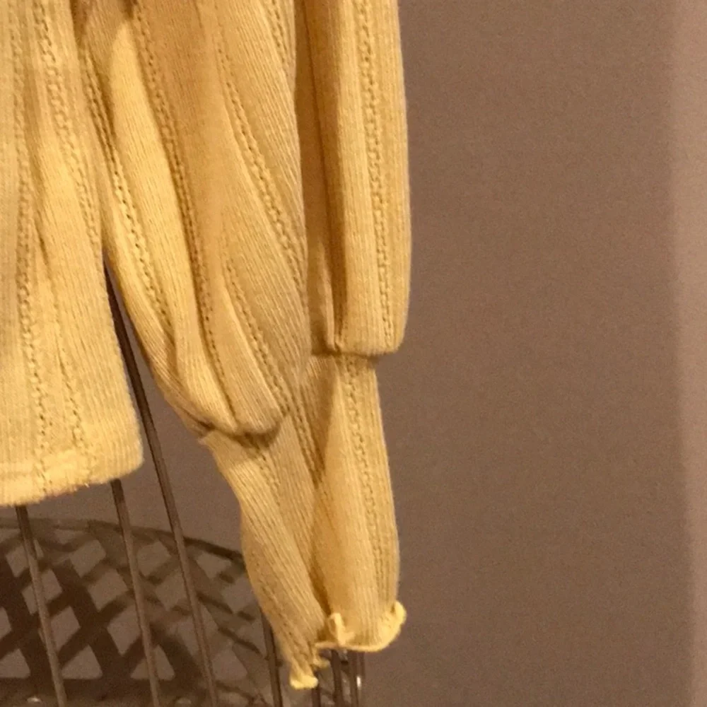 NWT!  Lightweight top - Picture 4 of 6